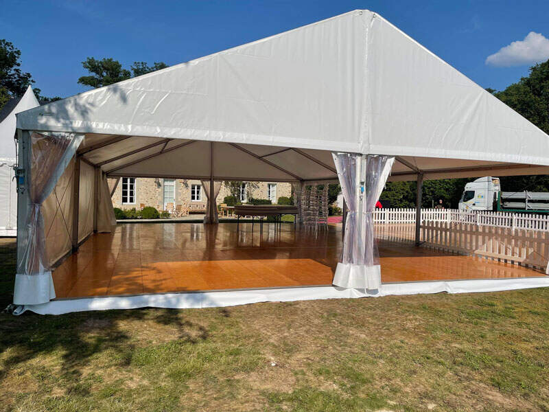 tente-reception-150-metres-carre-mariage-bache-translucide