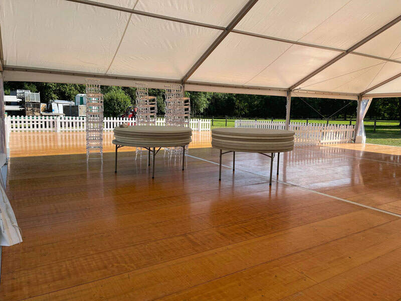 tente-reception-150-metres-carre-mariage-parquet-interieur