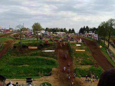 Vue sur le Motocross depuis le chapiteau