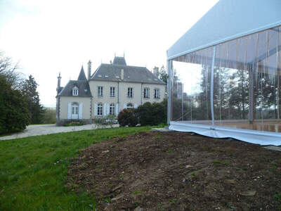 La tente de réception a été installée devant le chateau